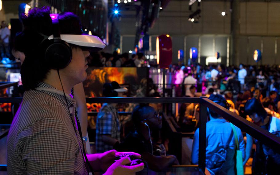 A video game enthusiast tries out Sony&#39;s HMZ-T2 Personal 3D viewer at the 2012 Tokyo Game Show.