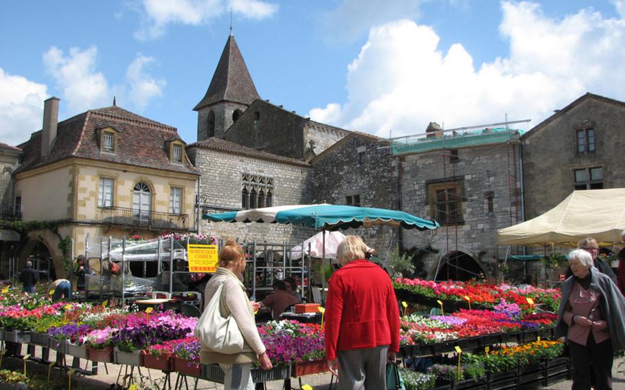 For the annual spring flower and garden show in Monpazier, horticulturists and florists cram Place des Cornères with all manner of glorious blossoms and plants.