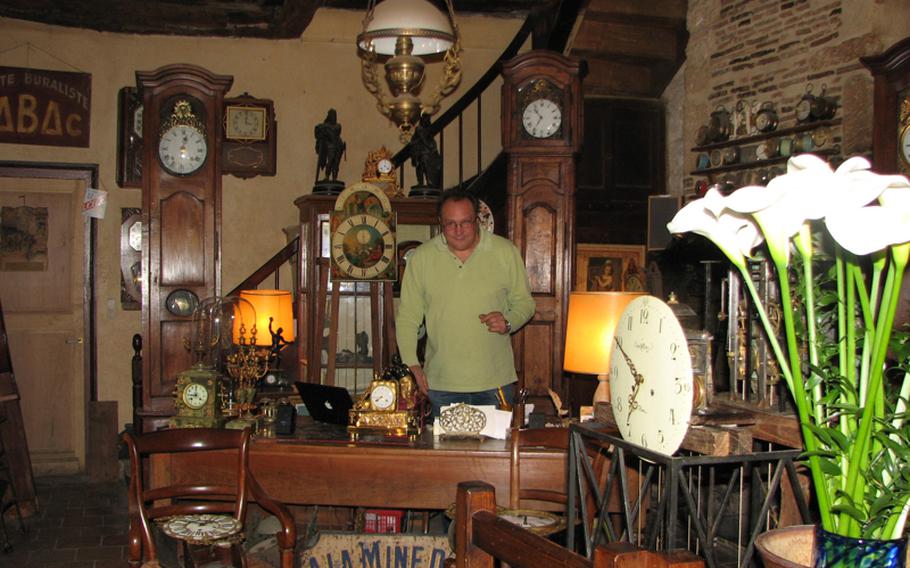 Marc Beaubatie?s passion is restoring antique clocks, whose melodious chimes float out onto Place des Corni?res, enticing passers-by to go inside and see his work.