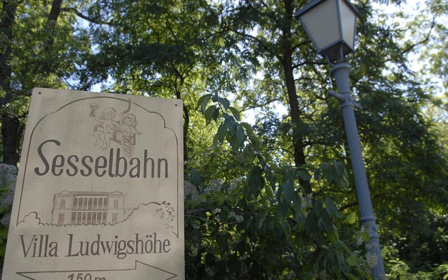 A sign points the way to Villa Ludwigshöhe, the former summer retreat of a Bavarian king, and to chairlifts that take passengers to the hilltop castle ruins of Rietburg.
