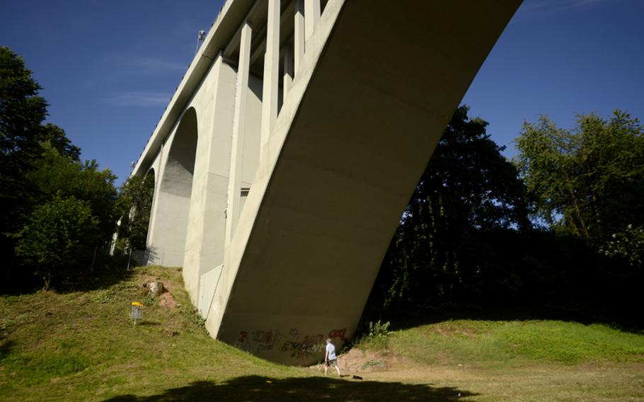 The bridge that runs over the top of the disc golf course at Dynamikum makes for an imposing obstacle.