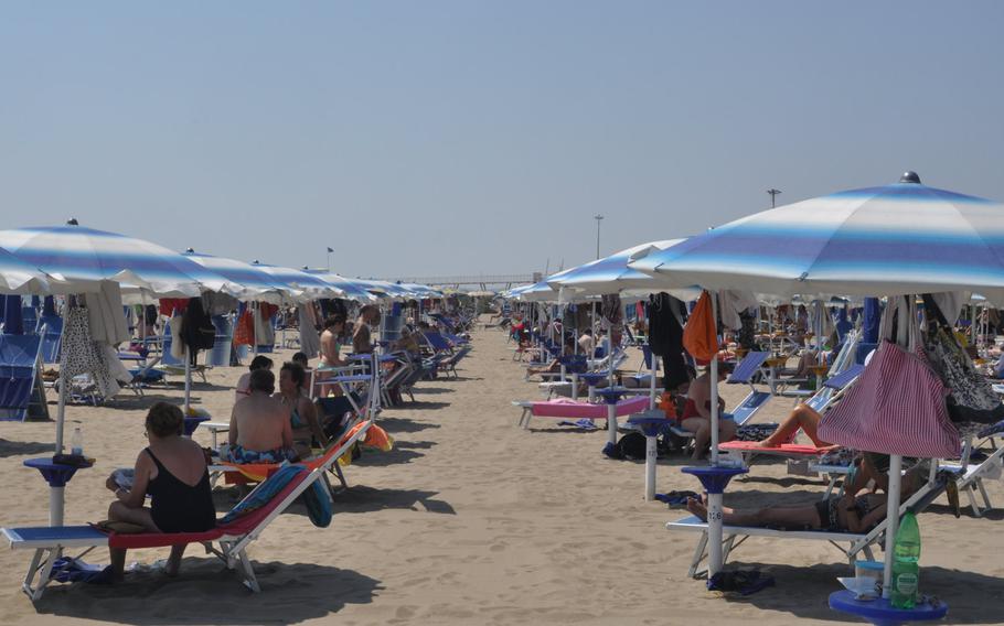 If sitting in the shade is your thing, you're in luck on the island of Lido. Many Italian beaches offer similar setups. Those who are happy just spreading a towel can do so in certain areas.