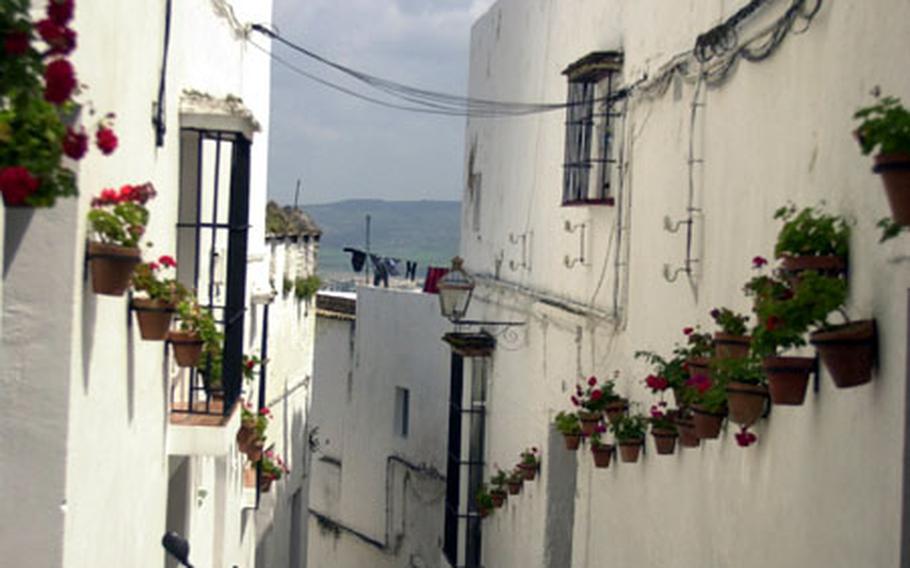 An alleyway in Arcos de la Frontera, Spain. Arcos is one of Spain&#39;s "white villages" in Andalusia.
