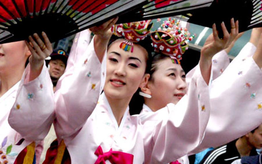 On Sunday afternoons, the main street in Insadong closes to cars and vendors and performers take over. There is usually a lot of food, families and dancers in costume.