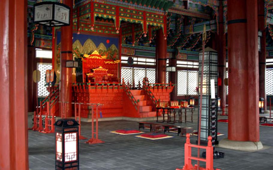 Inside Geunjeongjeon, the main building of the palace grounds. Here Korean kings of the Joseon Dynasty would have ceremonies of state, offer new year’s greetings and meet foreign visitors.