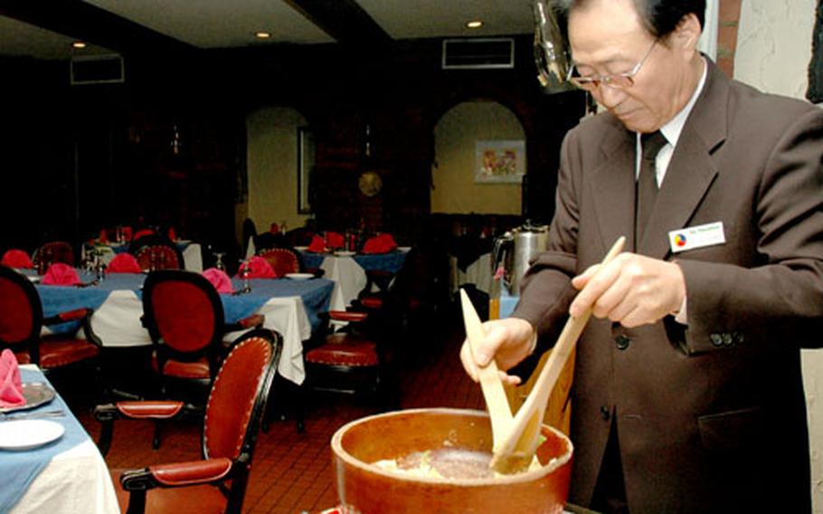 A waiter at La Cantina tosses a Caesar salad for two on a recent Saturday night.