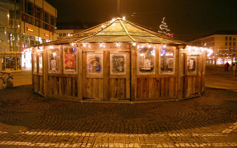 If this hastily erected wooden box in the middle of Darmstadt is a rockin’, then please come a knockin&#39;. Another Christmas season means the holiday Skihütte is back on the Luisenplatz in Darmstadt, Germany.
