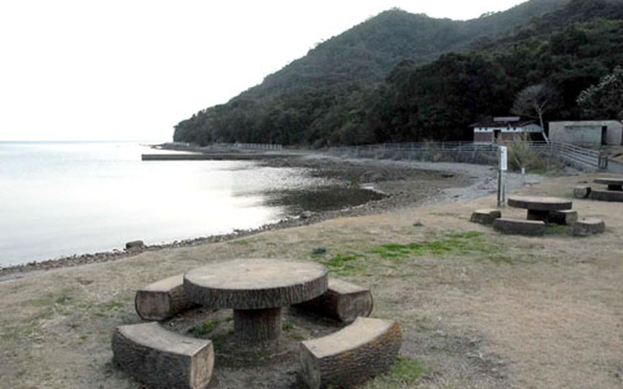 Primitive camping and picnic sites line the shore at Osaki campground.