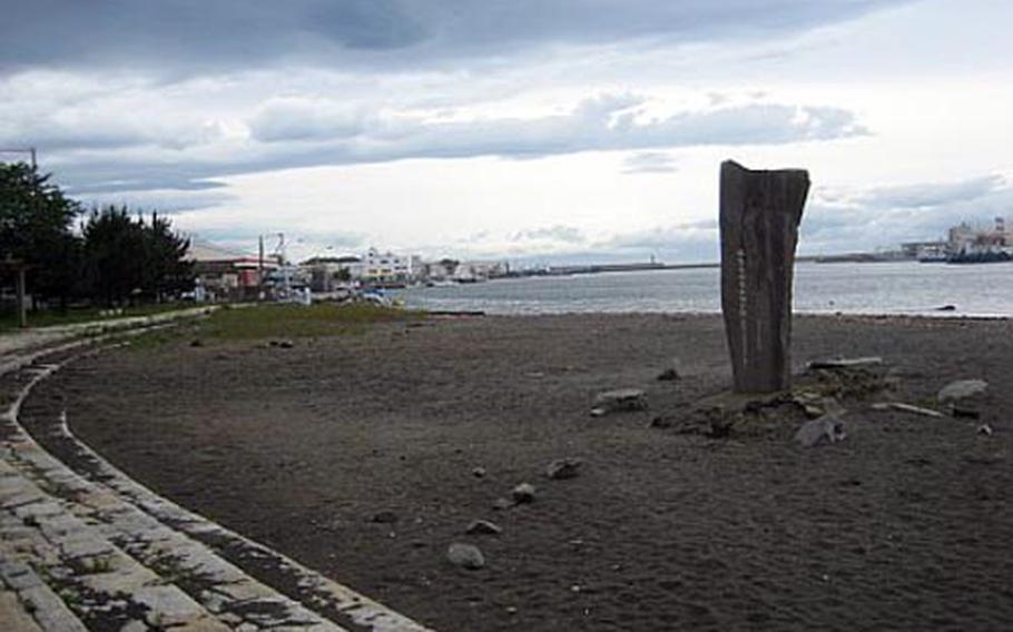 This obelisk is dedicated to the late Japanese poet Kitahara Hakushu who was inspired by Jogashima Island&#39;s "desolate coast."