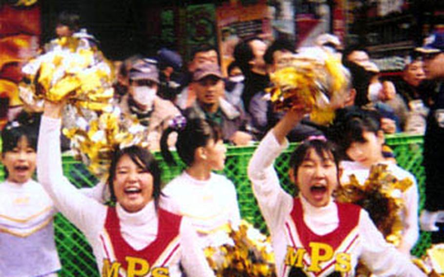 Cheerleaders do their thing near the starting line in Shinjuku at the 2009 Tokyo Marathon.