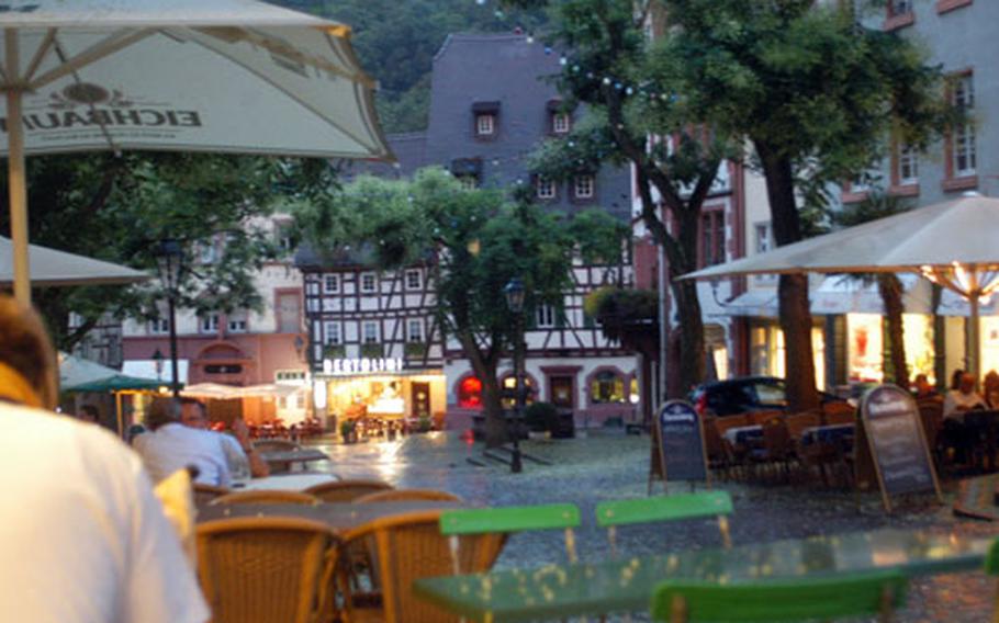 On a clear night, Ristorante La Cantina patrons prefer to dine alfresco, on Weinheim&#39;s market place.