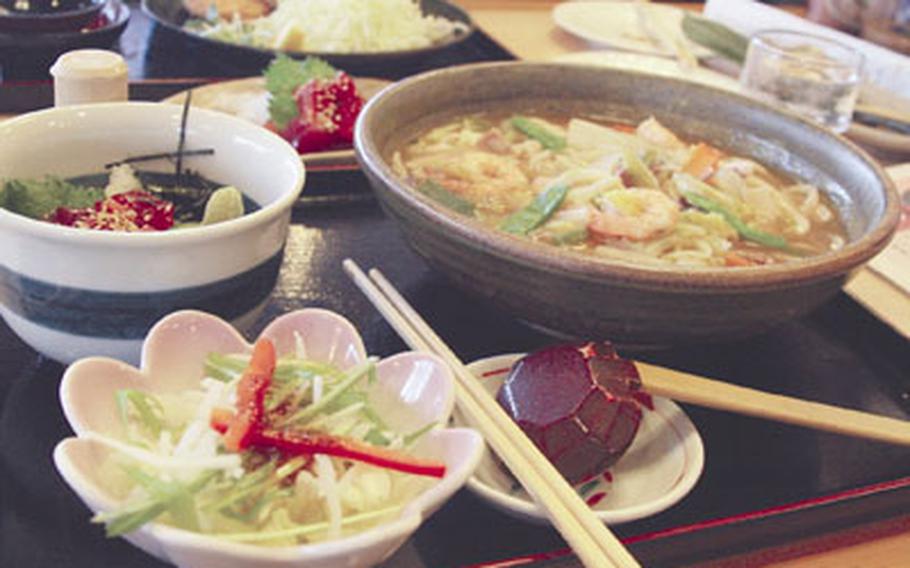 The shrimp udon dish at Hanaya Yohei comes with a small salad and a bowl of raw tuna with rice for a few hundred extra yen.