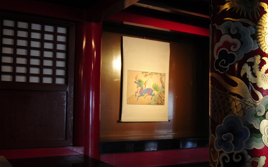 The first floor of the Seiden is called Shichagui and was the area where the king conducted political affairs and ceremonies. Two pictures adorn the room and the pillars are beautifully painted with golden dragons and peony flowers.