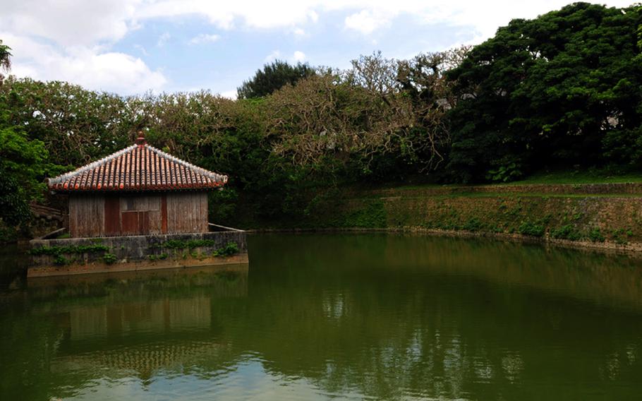 Bezaitendo Shrine and Enganchi Pond is where precious Buddhist scriptures received from the king of Korea were kept.