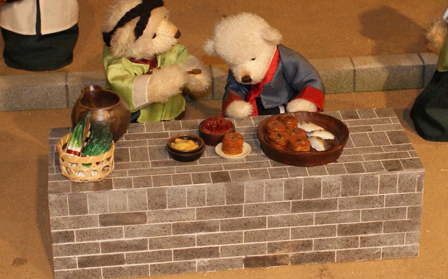 Teddy bears at the Teddy Bear Museum in Seoul get set to feast on cuisine reminiscent of Korea's Joseon Dynasty.
