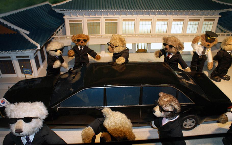 A depiction of teddy bears acting as security detail for the president of South Korea can be found in the Seoul Tower of the Teddy Bear Museum.