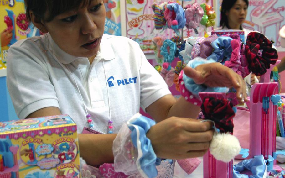 Shu Shu Run, as seen at the Tokyo Toy Show, is a scrunchy maker that uses no needles or threads.