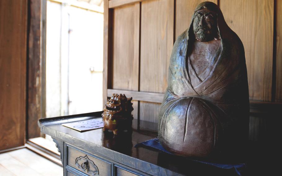 Beautiful artwork and sculptures are placed throughout the Nakamura House. Otherwise, the rooms are surprisingly bare with scant use of furniture.