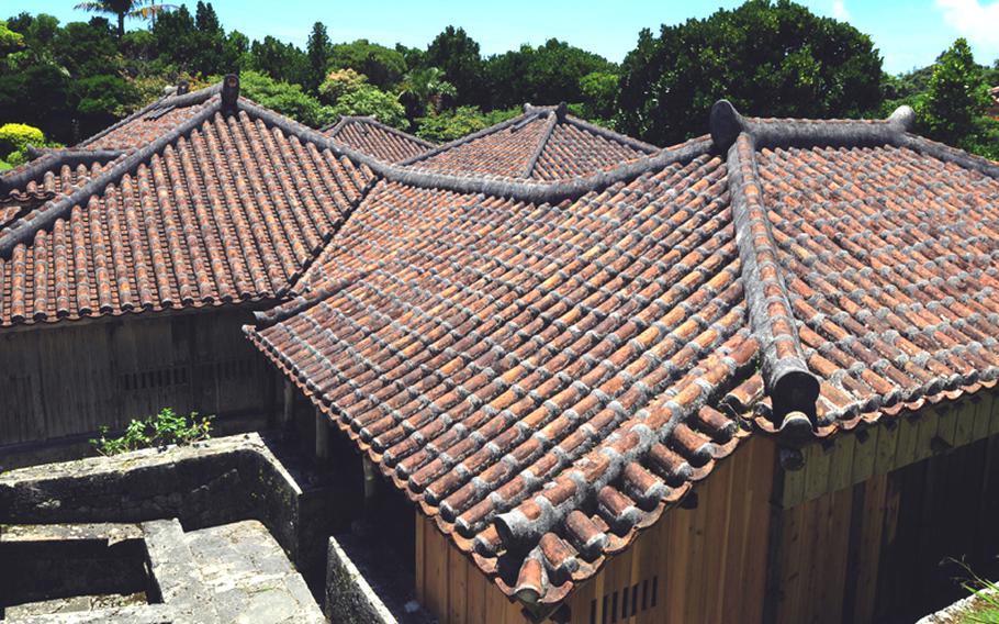 Traditional Okinawan red tile has replaced the thatched roof that the Nakamura House originally used. It was not until the seventh generation of the Nakamuras that the red tiles replaced the thatch. According to information provided to visitors, this was representative of the rising social standard of the Nakamura family.