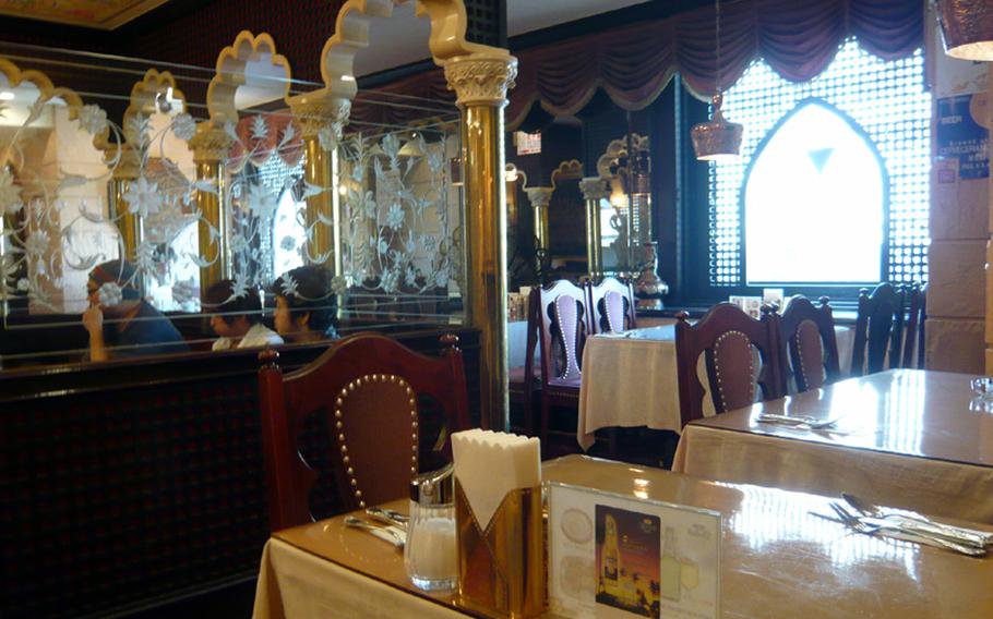 The building that houses the Roppongi branch of Moti isn't much to look at, but the elaborate decor inside evokes an Indian palace. The chain, serving authentic Indian cuisine, has four restaurants in Tokyo and two in Yokohama.