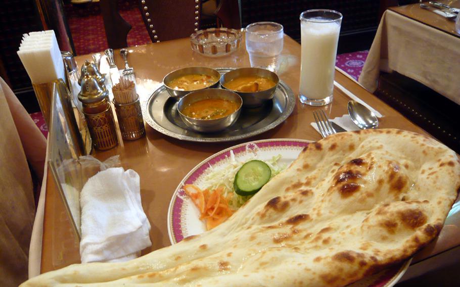 A special lunch set at Moti includes vegetable, chicken and shrimp curries, a side salad, huge naan and a drink for 1,200 yen. The restaurant, in the heart of Roppongi, is a good option for authentic Indian cuisine.