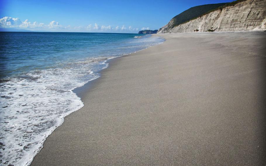 I recently got to enjoy the splendors of Habushiura Beach, a breathtaking four-mile stretch of coastline on the eastern side of the island of Niijima.