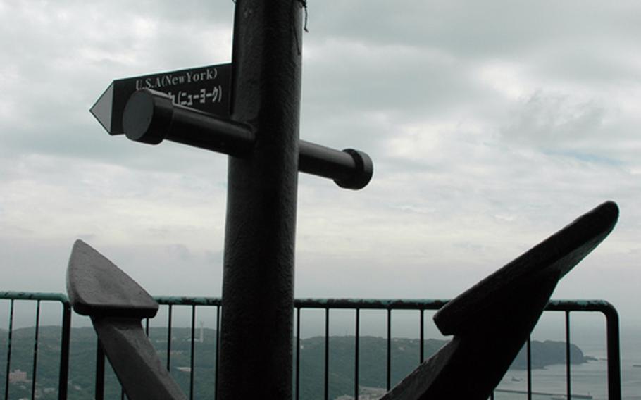 An anchor at Mt. Nesugata in Shimoda shows the direction and the distance to places around the world.