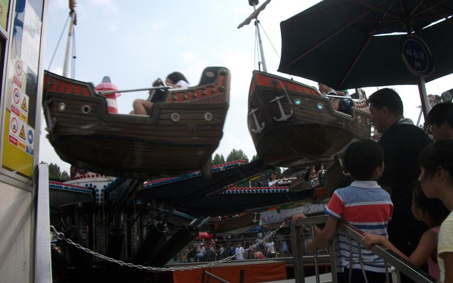 The Children's Grand Park is popular for its high-speed rides, to include the Crazy Dance, Crazy Mouse and the 88 Train.