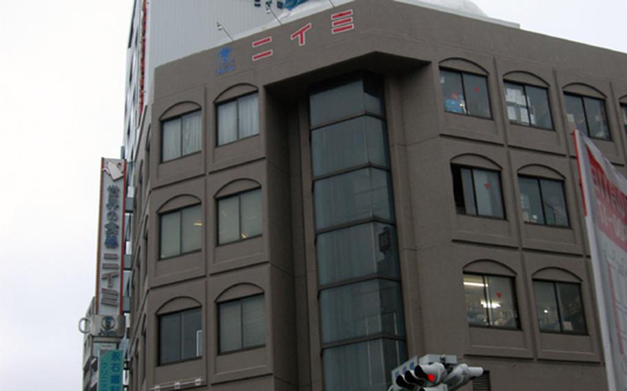 The big chef statue on top of the Niimi kitchenware store is one of the landmarks at Kappabashi.