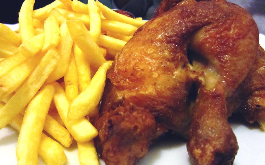 A half-chicken roasted and served with fries is the specialty of the Hendlhouse restaurant in Böblingen. Half chickens can be ordered barbecued, spicy or cordon bleu.