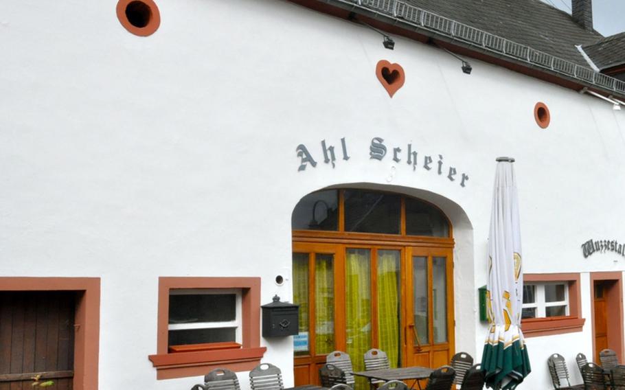 Gunther Ritter's restaurant, the Ahl Scheier, or the 'ol' barn,' is in the center of the town of  Morbach-Merscheid, Germany. One room is actually the former stable where the pigs were penned.