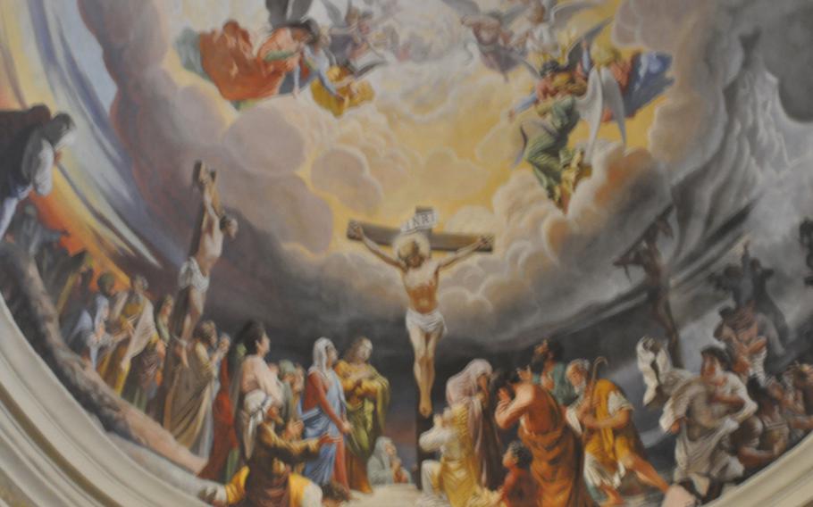 A scene depicting Christ's crucifixion is painted on the ceiling behind the altar of the cathedral in Palmanova. It was started by Pompeo Randi and finished by Leonardo Riga in 1882.
