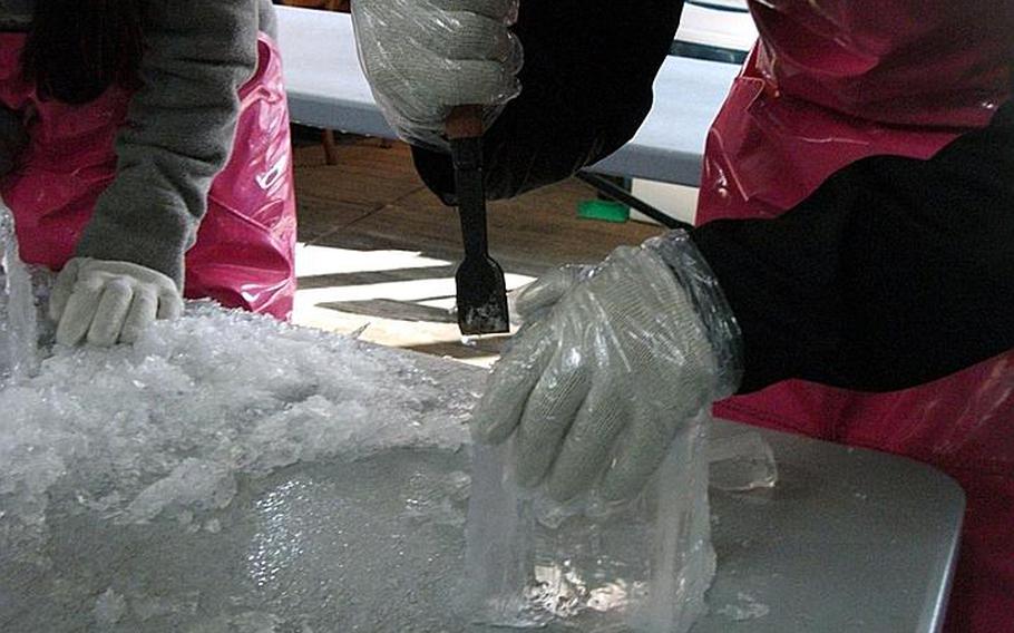 Carve ice at the Ice Gallery in Seoul.