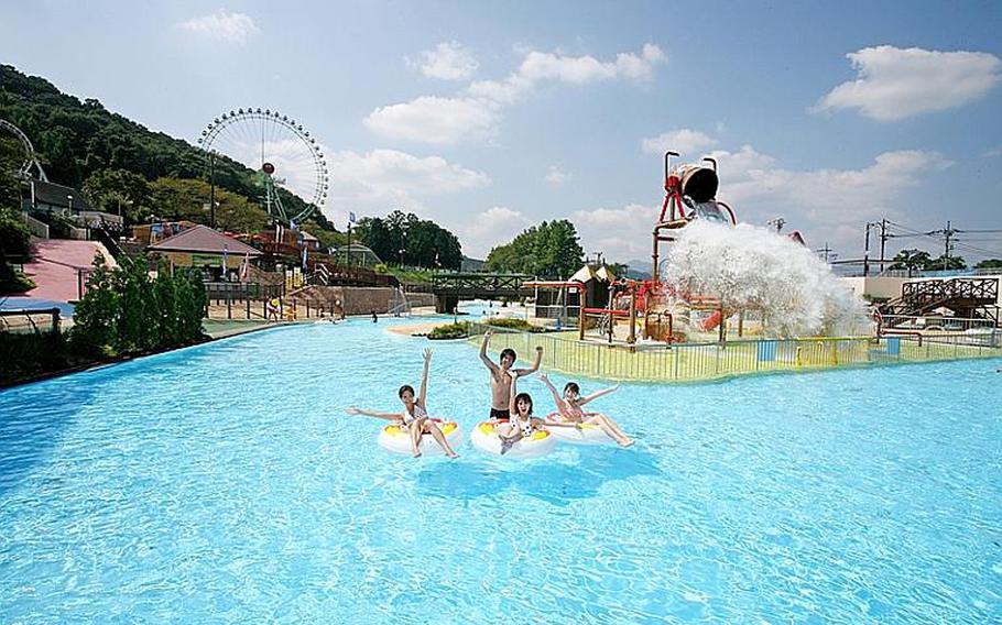 There are many attractions at Adventure Lagoon of Tokyo Summerland. Adventure Lagoon has swimming pools, water slides, tubes, waterfalls, and more in tropical atmosphere.
