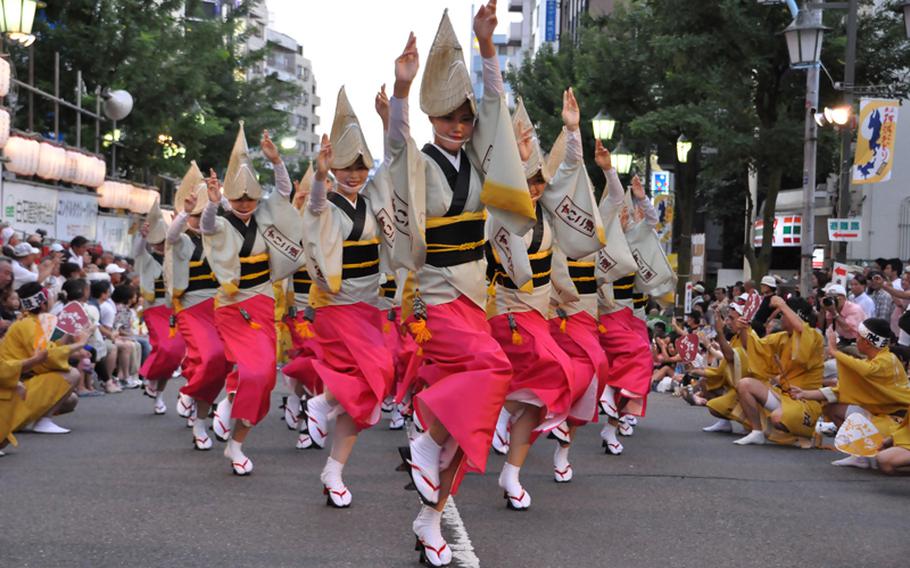 Aug. 27-28, 6-9 p.m.; Started by the merchants of Koenji, more than million people are expected to attend the Koenji Awa Odori festival, in which processions of dancers parade through the streets to the beat of Shamisen (three-stringed Japanese music instrument), flutes, kane (Japanese gong) and drums.
The photo shows an exapmple of Awa Odori dance, originally from Tokushima prefecture.