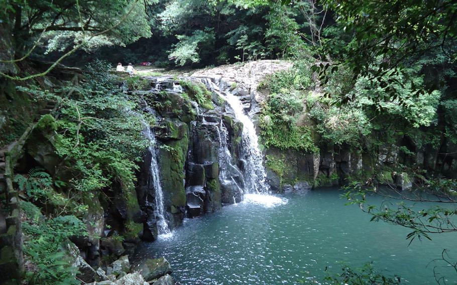 Ryutosen features numerous other picturesque falls further downstream, in addition to the main falls. There are also pools to swim in.
Photos by 