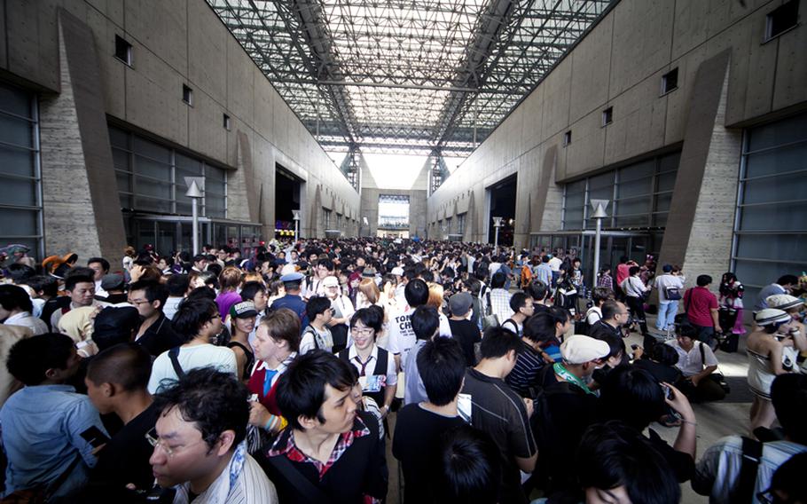 Huge crowds crammed between the convention halls of Chiba Prefecture's Makuhari Messe convention center to get a glimpse of cosplayers and get a chance to try out brand new games and game hardware Saturday at the annual Tokyo Game Show.