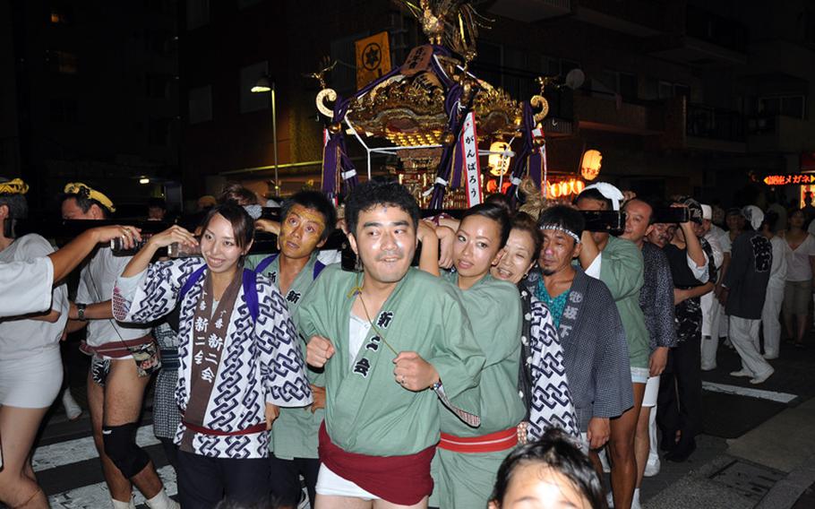 The festival I stumbled upon one night in Tokyo consisted of carying this thing from one location to another while chanting and being generally silly.