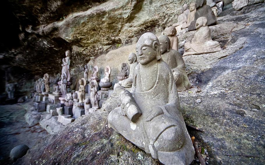 Traveling up Mount Nokogiri, you can see a display of about 1,500 miniature statutes of the disciples of Buddha scattered along the path.