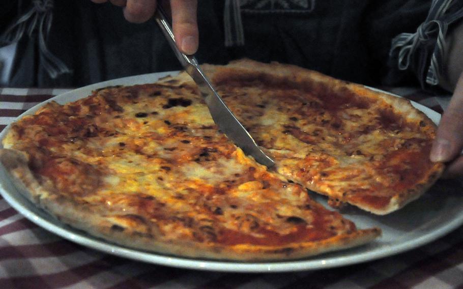 A cheese pizza for lunch at Casa Italia restaurant costs 4.90 euros. The restaurant also offers various types of pasta served with a choice of sauces.