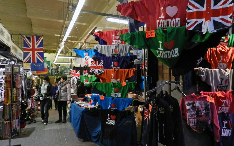 The Jubilee Market is one of three parts to the Covent Garden market. The Jubilee Market offers a variety of T-shirts and other souvenirs as well as leather goods, signs and scarves.