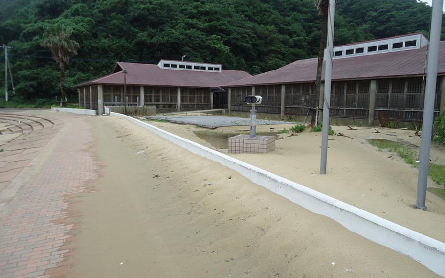 The beach is empty in the off-season, but during the summer tourists can find some shade from the sun in these waterfront facilities.