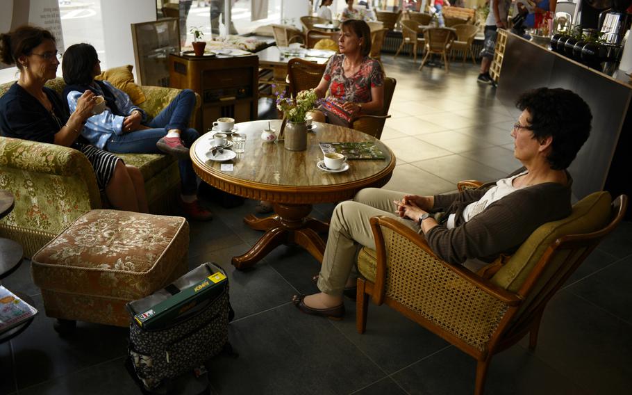 Customers enjoy good coffee and conversation at Kaffeerösterei Kaiserslautern.