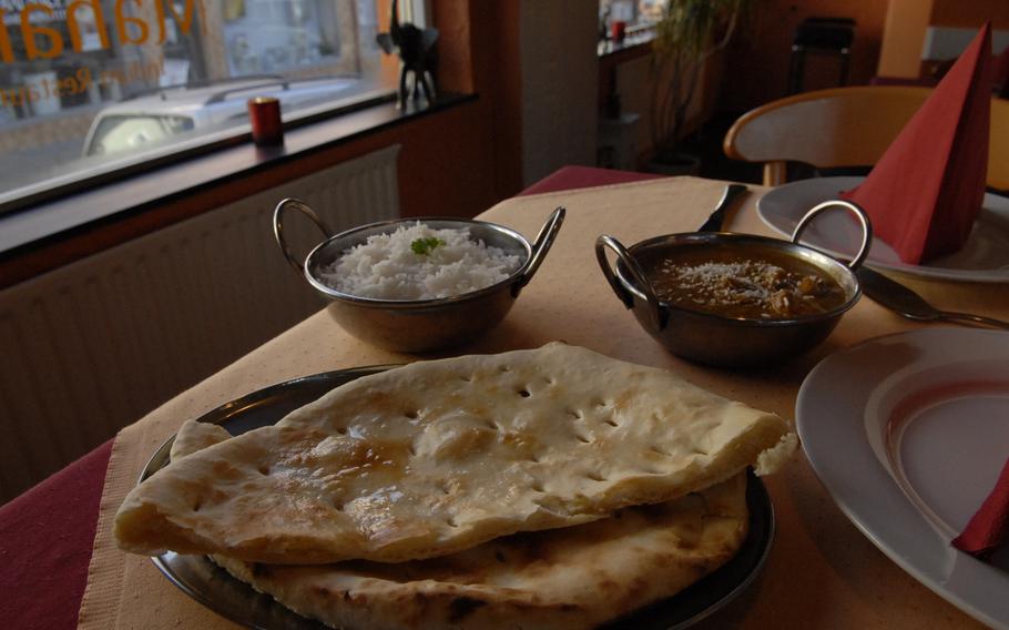 A plate of naan - a soft, white Indian flatbread - along with chicken korma and rice made for a filling and, at 9 euros, a reasonably-priced lunch at the Maharaja Indian Restaurant in Ramstein-Miesenbach. The restaurant opened a year ago in September and serves a variety of mostly Indian and some Pakistani dishes. 