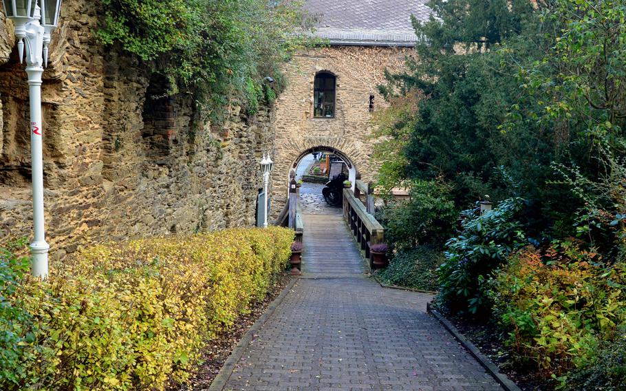 An inviting path leads to the entrance of Burg Rheinfels' interior, gift shop and a hotel in Sankt Goar, Germany.