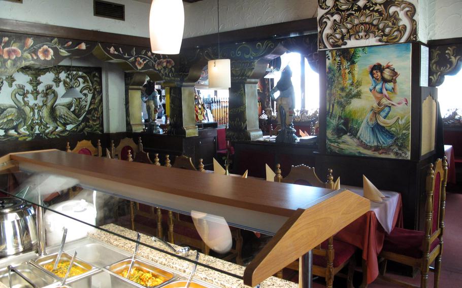 The atmosphere is cozy at the Ganesha restaurant in Stuttgart, Germany. The walls are decorated with various works of Indian art.