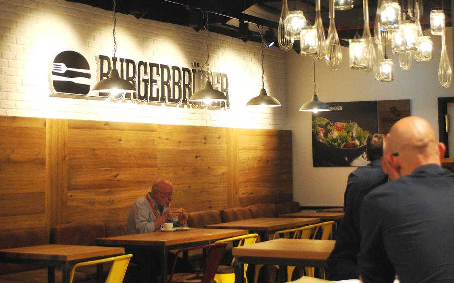 Diners enjoy lunch at Hirtle Burgerbrüder. The restaurant is one of the best dining options at K in Lautern, the new shopping mall in the city center.