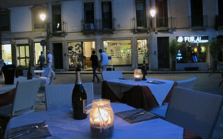 CalaMarè restaurant in Vicenza, Italy, offers outdoor dining on the steps of the Basilica Palladiana. The setting is lovely, but the food on a recent visit disappointed.