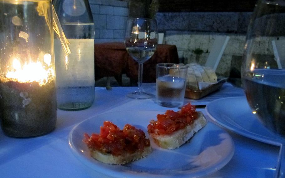 CalaMarè restaurant in Vicenza, Italy,  presents diners with a free and tasty bruschetta on wonderfully chewy, dense bread. That's one of the positives in a very disappointing dining experience.