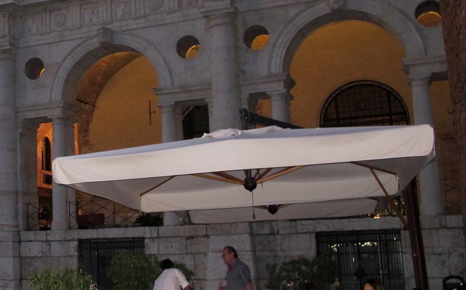CalaMarè restaurant in Vicenza, Italy, provides an inviting ambience on a warm summer night. Unfortunately, the food is far less enticing.